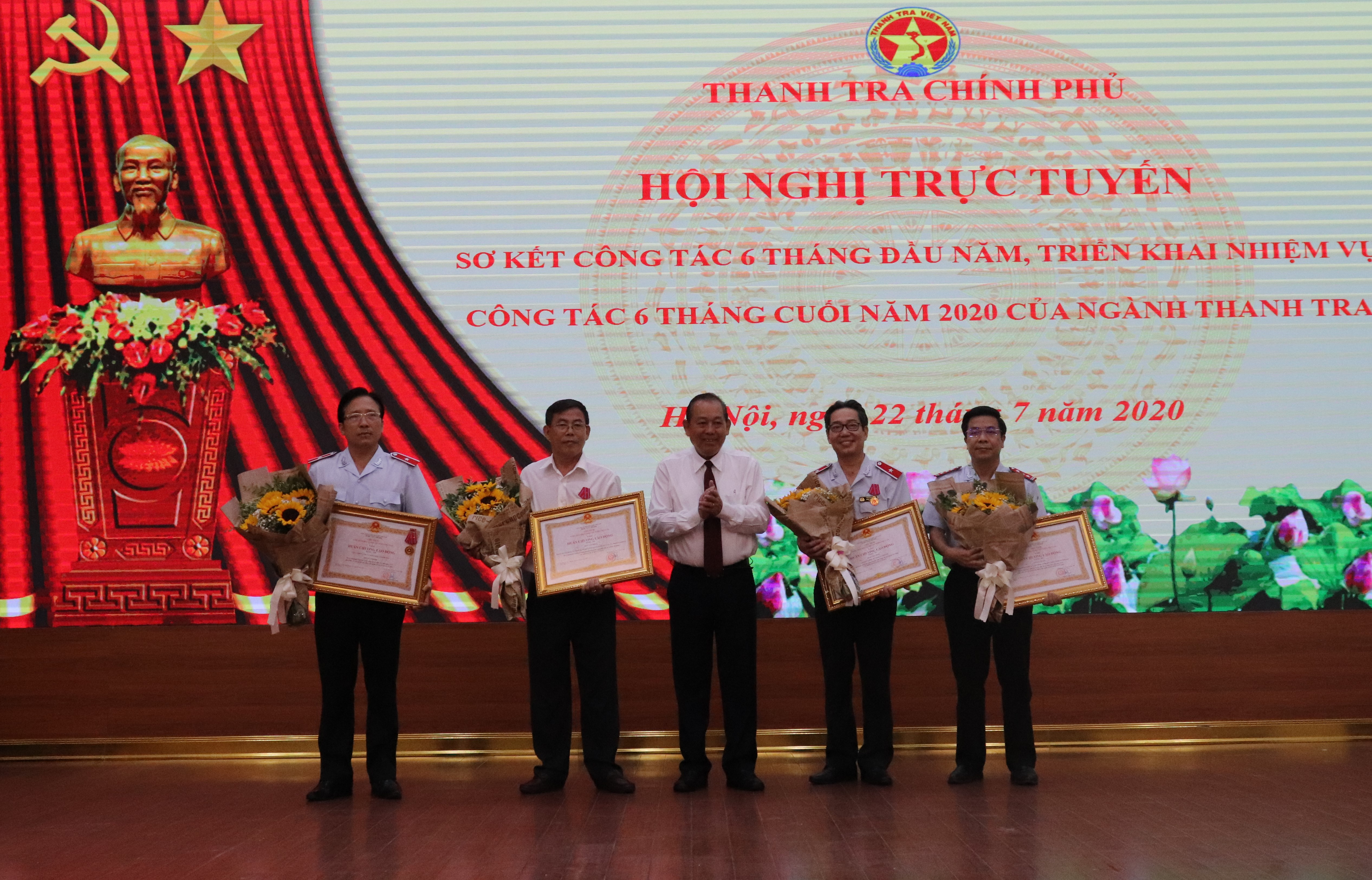 Phó Thủ tướng Thường trực Chính phủ Trương Hòa Bình trao Huân chương Lao động cho các tập thể, cá nhân thuộc TTCP. (Ảnh: Minh Nguyệt)